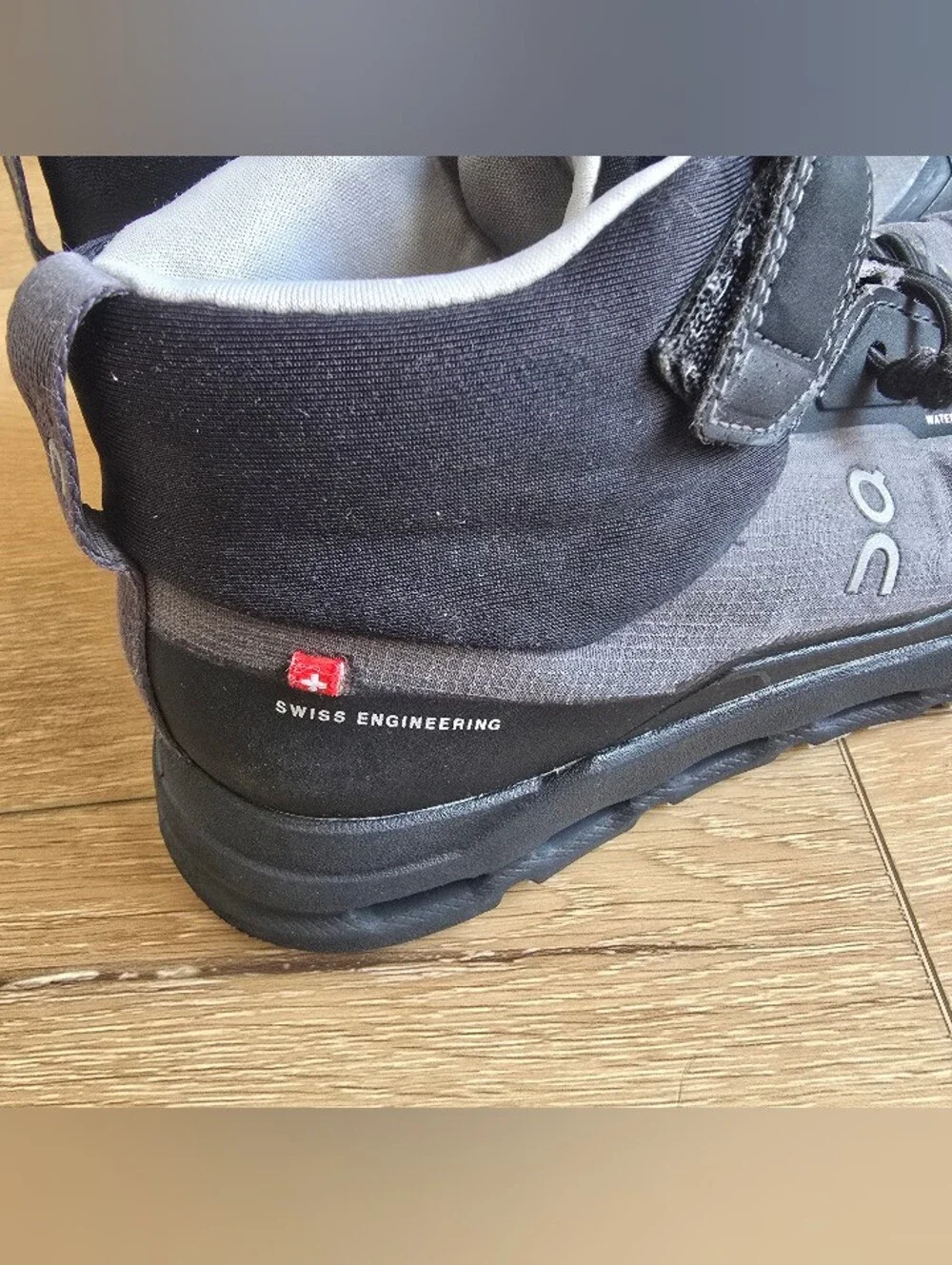 On Cloud Clouds Running Cloudhero Mid Waterproof Kids Shoes Size 3 Gray Black